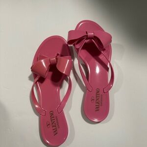 SUMMER STAPLE | Valentino Pink Glossy Sandals with Bow Detail